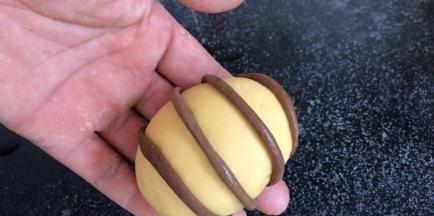 装饰在椭圆型面团上，做成小蜜蜂的外衣