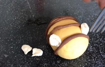 用白面团做出小蜜蜂的翅膀