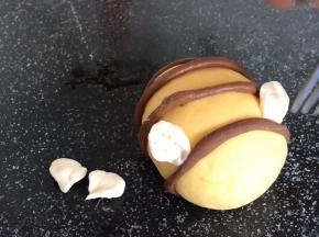 用白面团做出小蜜蜂的翅膀