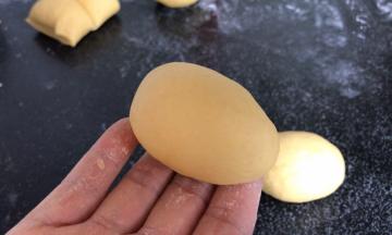 分成适合的小面团，搓成椭圆形