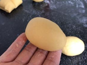 分成适合的小面团，搓成椭圆形