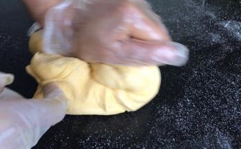 发酵好的面团取出揉匀排气