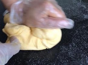 发酵好的面团取出揉匀排气