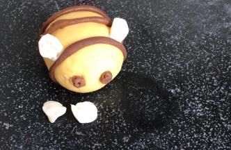 用红糖面团做出小蜜蜂的眼睛