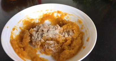 压成泥后加入酵母拌匀