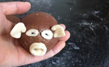 再用白面团做猪眼睛、黑芝麻做眼珠
