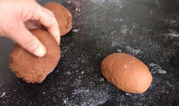 把发酵好的面团分成适合的小面团，搓成椭圆形