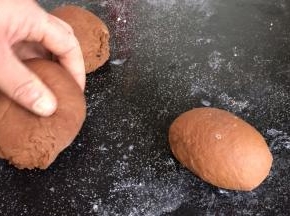 把发酵好的面团分成适合的小面团，搓成椭圆形