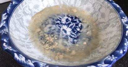 酵母中加入温水融化均匀