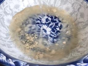 酵母中加入温水融化均匀