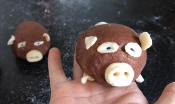 接着做出猪尾巴、猪脚