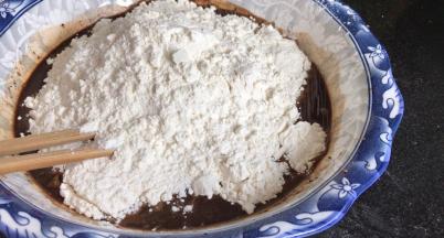 加入面粉，拌成絮状