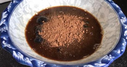 加入红糖和可可粉，搅拌均匀至融化