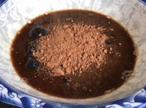 加入红糖和可可粉，搅拌均匀至融化
