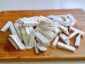 首先将芋头去皮，洗干净，切条状。