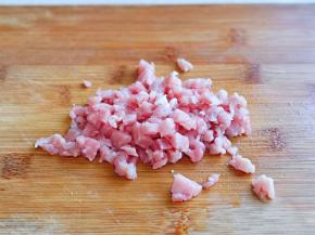 利用这时间准备肉糜，里脊肉洗干净切碎。