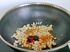 加入料酒，生抽，蚝油，老干妈辣酱，按个人口味加入盐。