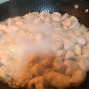 锅烧水沸腾，放入混沌，等水再次烧开，混沌上浮至30秒后完成