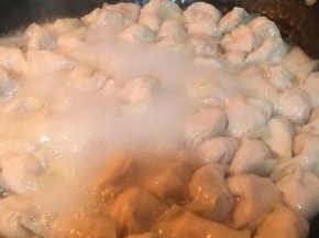 锅烧水沸腾，放入混沌，等水再次烧开，混沌上浮至30秒后完成