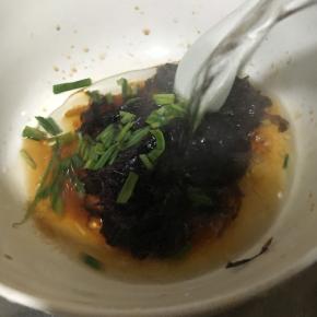 取一大碗，放入洗净的紫菜，食用油，酱油，陈醋，葱花，开水倒进碗中后，放入混沌，一碗美味的紫菜混沌就做好啦。