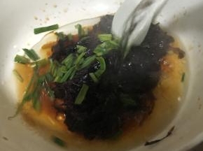 取一大碗，放入洗净的紫菜，食用油，酱油，陈醋，葱花，开水倒进碗中后，放入混沌，一碗美味的紫菜混沌就做好啦。