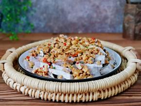 撒上葱花，熟黑芝麻即可食用，简单的应季菜，好吃又营养。