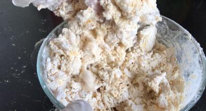 加入面粉，拌成絮状