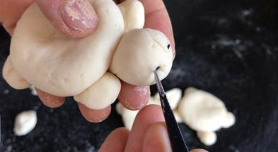 再用黑芝麻做乌龟的眼睛