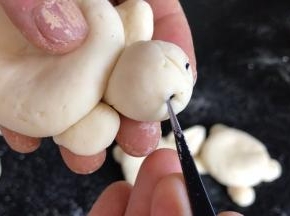 再用黑芝麻做乌龟的眼睛