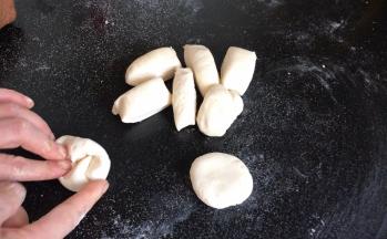 先取一部分白面分成合适的小面团，滚圆按成圆饼