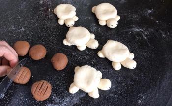 再用刀在圆球的一面切满方格