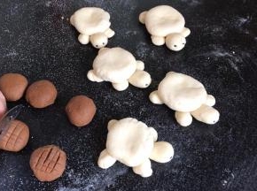 再用刀在圆球的一面切满方格