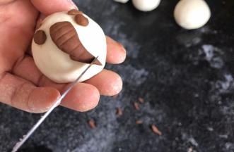 再用刀在象鼻子上切出纹路