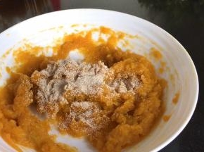 压成泥，加入酵母混合均匀