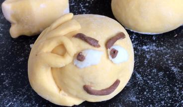 再用白面做眼睛，用红糖面做笑脸的眼珠