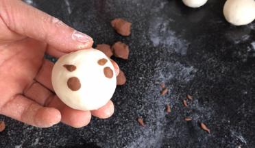 取少许捏成小象的眼睛和眉毛