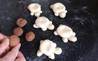 再取适量红糖面团，搓成小圆球