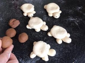 再取适量红糖面团，搓成小圆球