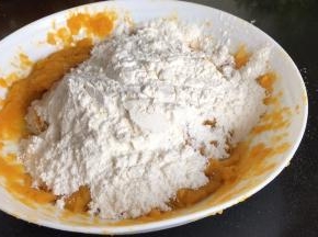 加入面粉，拌成絮状
