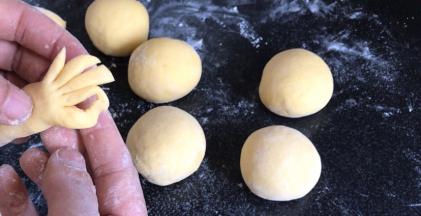 再用剩下的面团，做出一只OK式的手