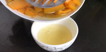 南瓜蒸熟后沥干多余的水分