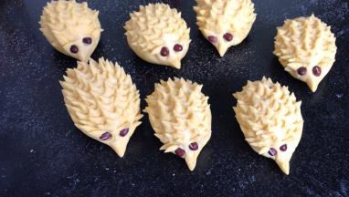 用红豆做出刺猬的眼睛