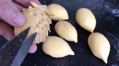 再用剪刀剪出刺猬的刺