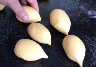 再捏出尖尖的小刺猬的嘴部