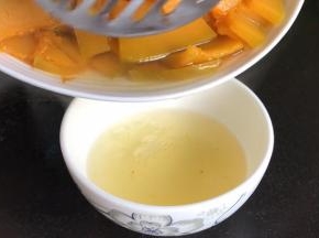 南瓜蒸熟后沥去多余的水分