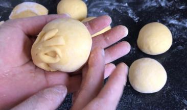 把OK手装在圆球侧面，站不住可以沾点水