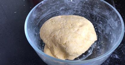 揉成光滑面团，密封发酵至两倍大