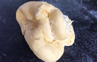 把发酵好的面团，取出揉匀排气