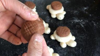 再把红糖面饼的周边捏成薄片，放在乌龟身上