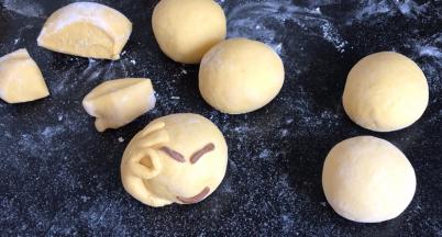 用红糖面做笑脸的眼睛和嘴巴